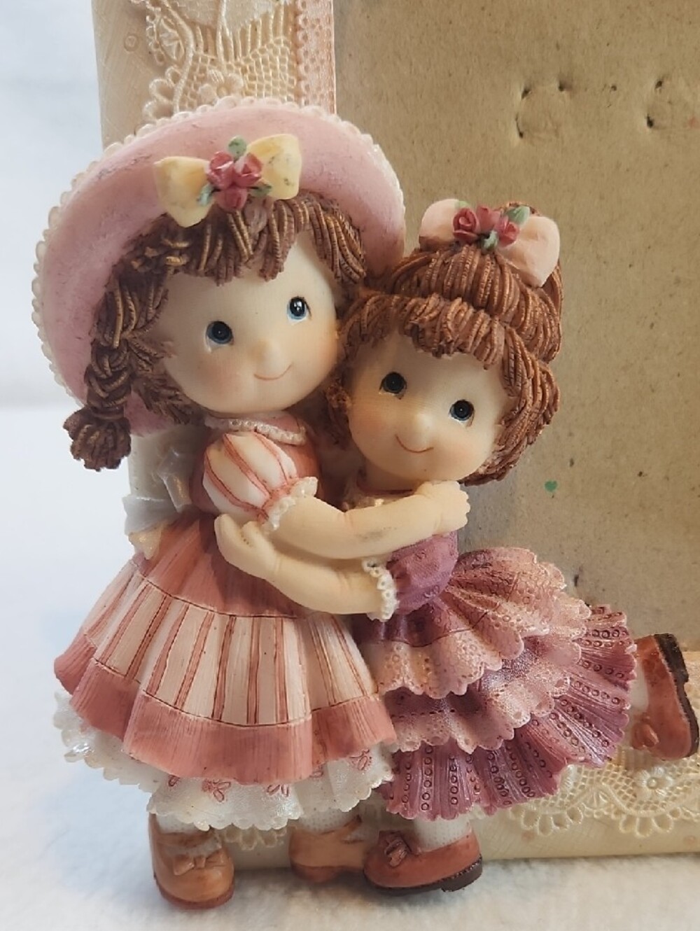 Vintage Sweet Floral Sisters/Friends Picture Frame with Hugging Girls - Picture 3 of 9